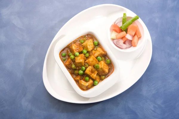 Queso cocido en salsa cremosa, plato indio — Foto de Stock