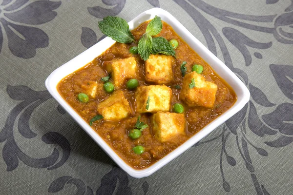 peynir pişmiş bezelye bir kremalı sos ile