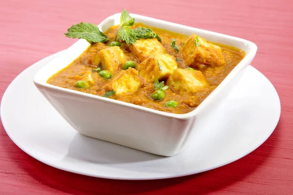 peynir pişmiş kremalı sos içinde Hint yemeği