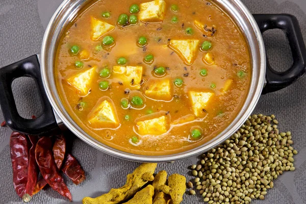 Kaas gekookt in een romige saus, Indiase schotel — Stockfoto