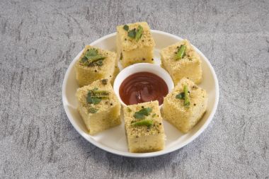 Gucerat dili Khaman Dhokla ya da buharda pişirilmiş Gram un aperatif