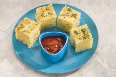 Gucerat dili Khaman Dhokla ya da buharda pişirilmiş Gram un aperatif
