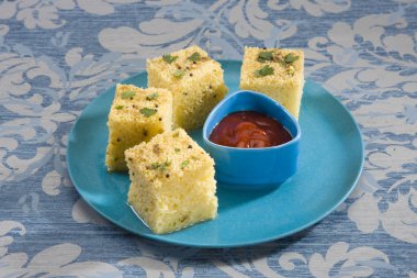 Gucerat dili Khaman Dhokla ya da buharda pişirilmiş Gram un aperatif