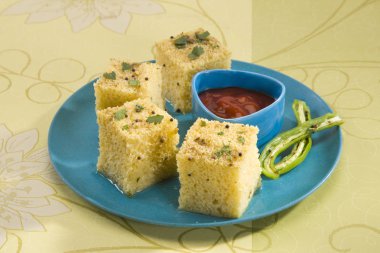 Gucerat dili Khaman Dhokla ya da buharda pişirilmiş Gram un aperatif