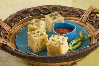 Gucerat dili Khaman Dhokla ya da buharda pişirilmiş Gram un aperatif