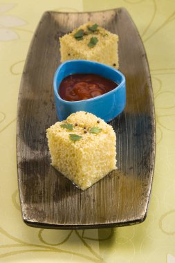 Gucerat dili Khaman Dhokla ya da buharda pişirilmiş Gram un aperatif