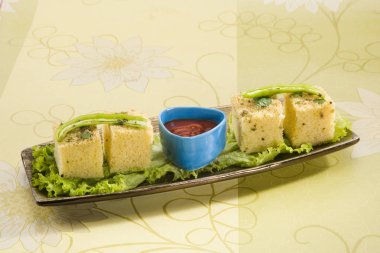 Gucerat dili Khaman Dhokla ya da buharda pişirilmiş Gram un aperatif, Hint yemekleri