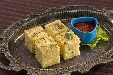 Gucerat dili Khaman Dhokla ya da buharda pişirilmiş Gram un aperatif