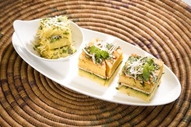 Hint yemekleri Dhokla Chees ve Khandvi ile