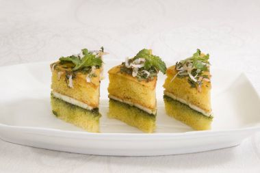 Hint yemekleri Dhokla peynir ile