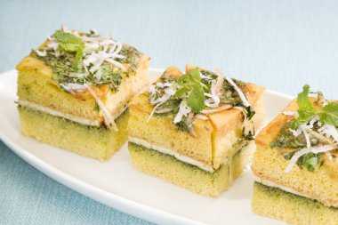 Hint yemekleri Dhokla peynir ile