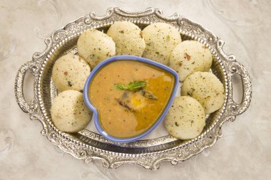Sambar Idli ile Hindistan cevizi Chutney ile