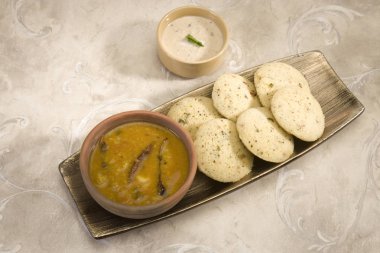 Sambar Idli ile Hindistan cevizi Chutney ile