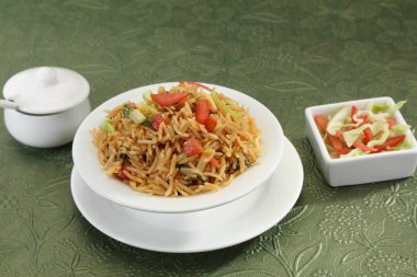 Vejetaryen Mançurya Noodles ile