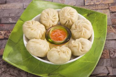 Geleneksel hamur tatlısı Momos domates sos ile