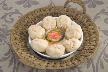 Geleneksel hamur tatlısı Momos domates sos ile