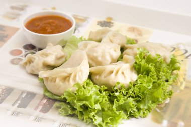 Marul, peynir ve patates salatalı sandviç kızarmış ekmek üzerinde