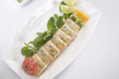 Paneer Tikka kebap ya da peynir şişleri chili sos ile