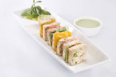 Paneer Tikka kebap ya da peynir şişleri chili sos ile