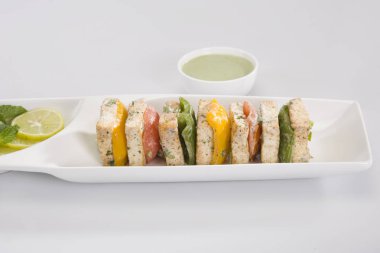 Paneer Tikka kebap ya da peynir şişleri chili sos ile