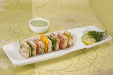 Paneer Tikka kebap ya da peynir şişleri chili sos ile