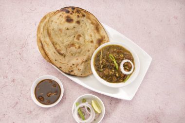Dal Makhani Paratha veya Hint ekmek ile