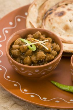 Chana masala paratha ile