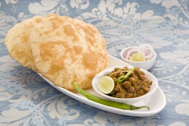 Chole ile Kulcha ya da Chana Masala Puri ile