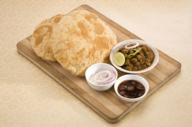 Chole ile Kulcha ya da Chana Masala Puri ile