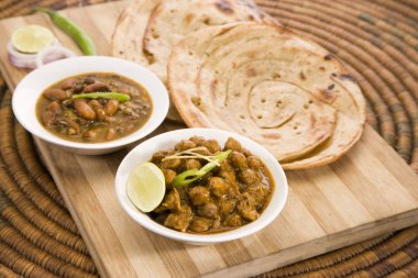 Chana Masala ve Dal Makhani Paratha ile