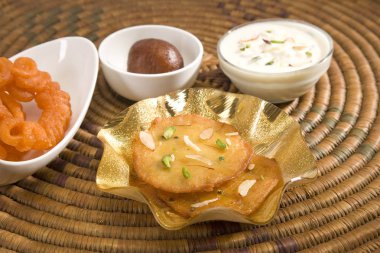 Hint tatlı Rabri, Kemalpaşa tatlısı ile Malpua