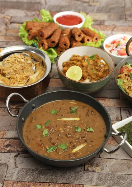 Індійська Даля Makhani з Pulav або овочевий пулу і Masa районі Chana — стокове фото