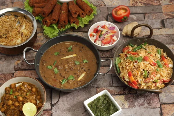 Indien Dal Makhani avec Pulav ou légume Pulao et Chana Masal — Photo