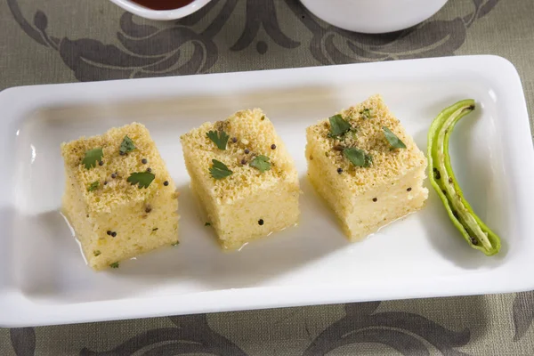 Gucerat dili Khaman Dhokla ya da buharda pişirilmiş Gram un aperatif
