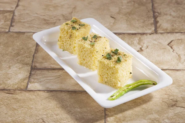 Gucerat dili Khaman Dhokla ya da buharda pişirilmiş Gram un aperatif