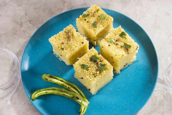 Gucerat dili Khaman Dhokla ya da buharda pişirilmiş Gram un aperatif