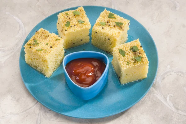Gucerat dili Khaman Dhokla ya da buharda pişirilmiş Gram un aperatif
