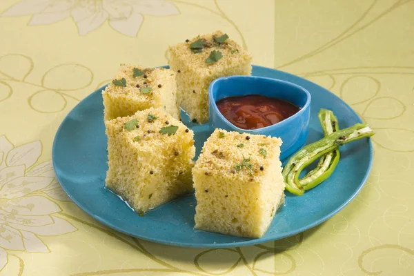 Gucerat dili Khaman Dhokla ya da buharda pişirilmiş Gram un aperatif