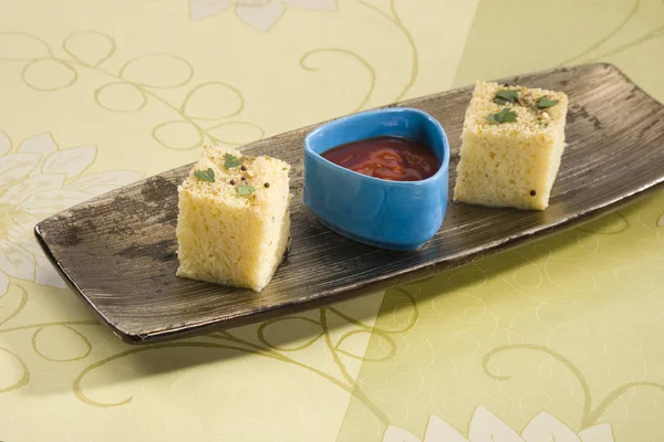 Gucerat dili Khaman Dhokla ya da buharda pişirilmiş Gram un aperatif, Hint yemekleri