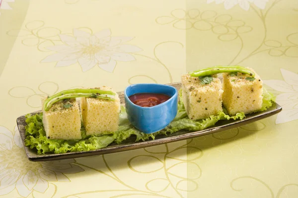 Gucerat dili Khaman Dhokla ya da buharda pişirilmiş Gram un aperatif, Hint yemekleri