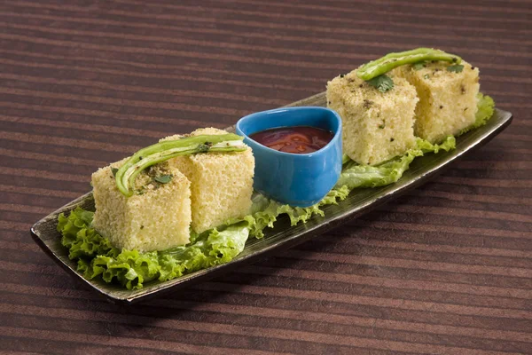 Gujarati Khaman Dhokla ou lanche de farinha de grama cozido no vapor — Fotografia de Stock