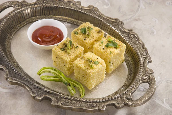 Gujarati Khaman Dhokla of gestoomde Gram meel Snack — Stockfoto