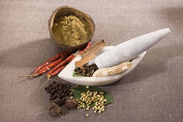Garam Masala vagy a csoport az indiai fűszerek — Stock Fotó