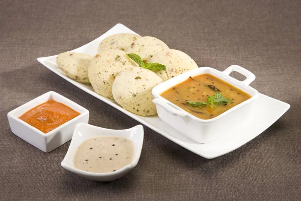 Sambar Idli ile Hindistan cevizi Chutney ile