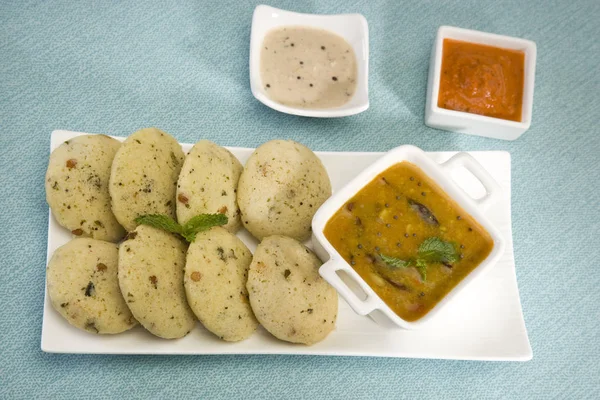 Sambar Idli ile Hindistan cevizi Chutney ile