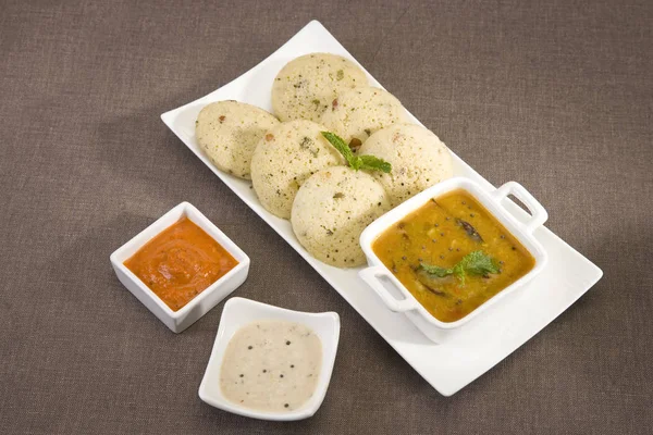 Sambar Idli ile Hindistan cevizi Chutney ile