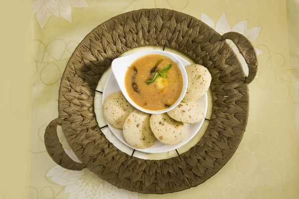 Sambar Idli ile Hindistan cevizi Chutney ile