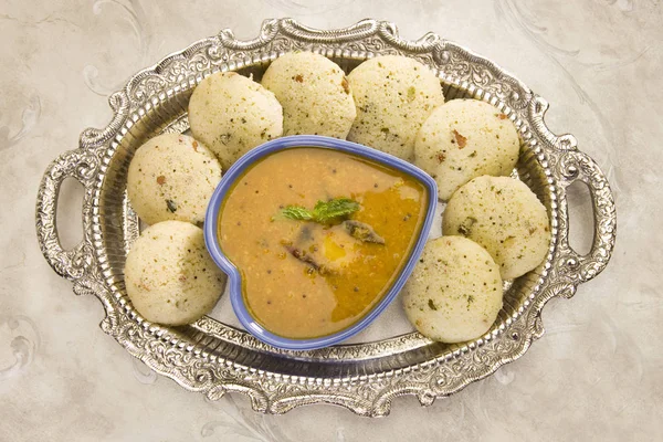 Sambar Idli ile Hindistan cevizi Chutney ile