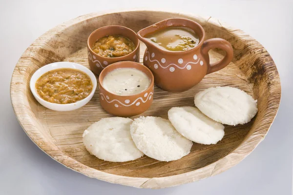 Sambar ile Idli vada Hindistan cevizi Hint turşusu, Hint yemeği ile — Stok fotoğraf