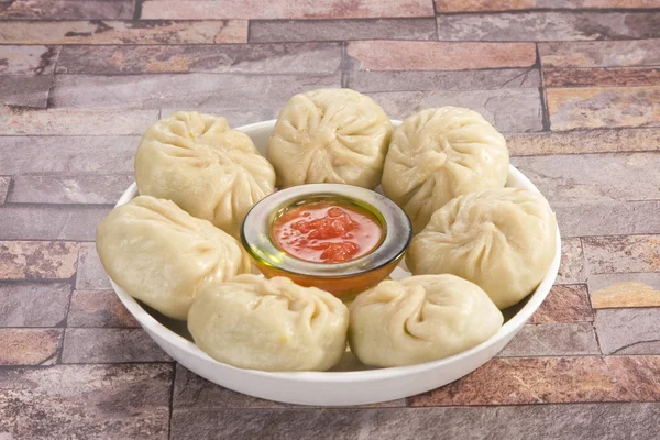 Geleneksel hamur tatlısı Momos domates sos ile